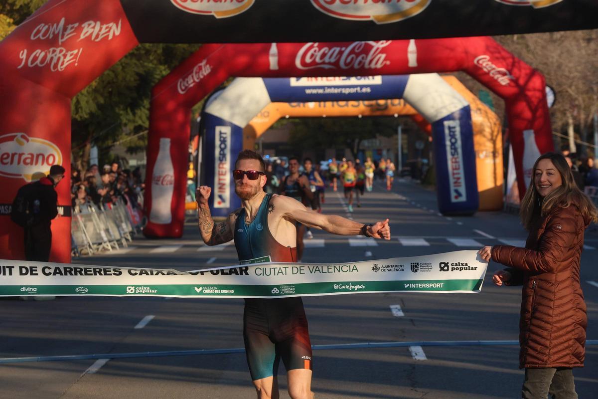 Borja Añón, a su entrada a meta en la Carrera Galápagos de 2026.