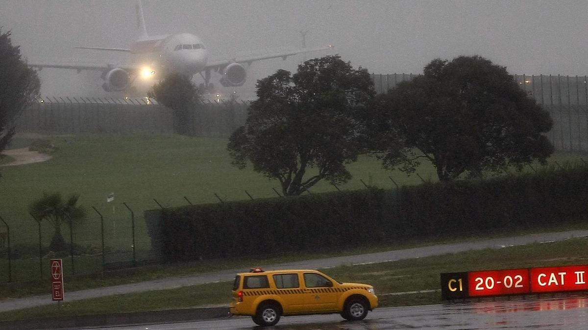 Un avión de Iberia en el aeropuerto de Vigo tras aterrizar con un denso telón de niebla