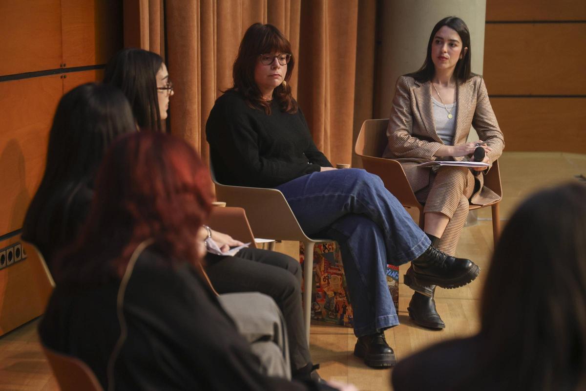 La periodista de Levante-EMV, Amparo Soria, moderó el debate sobre la historia del Patronato de Protección a la Mujer.