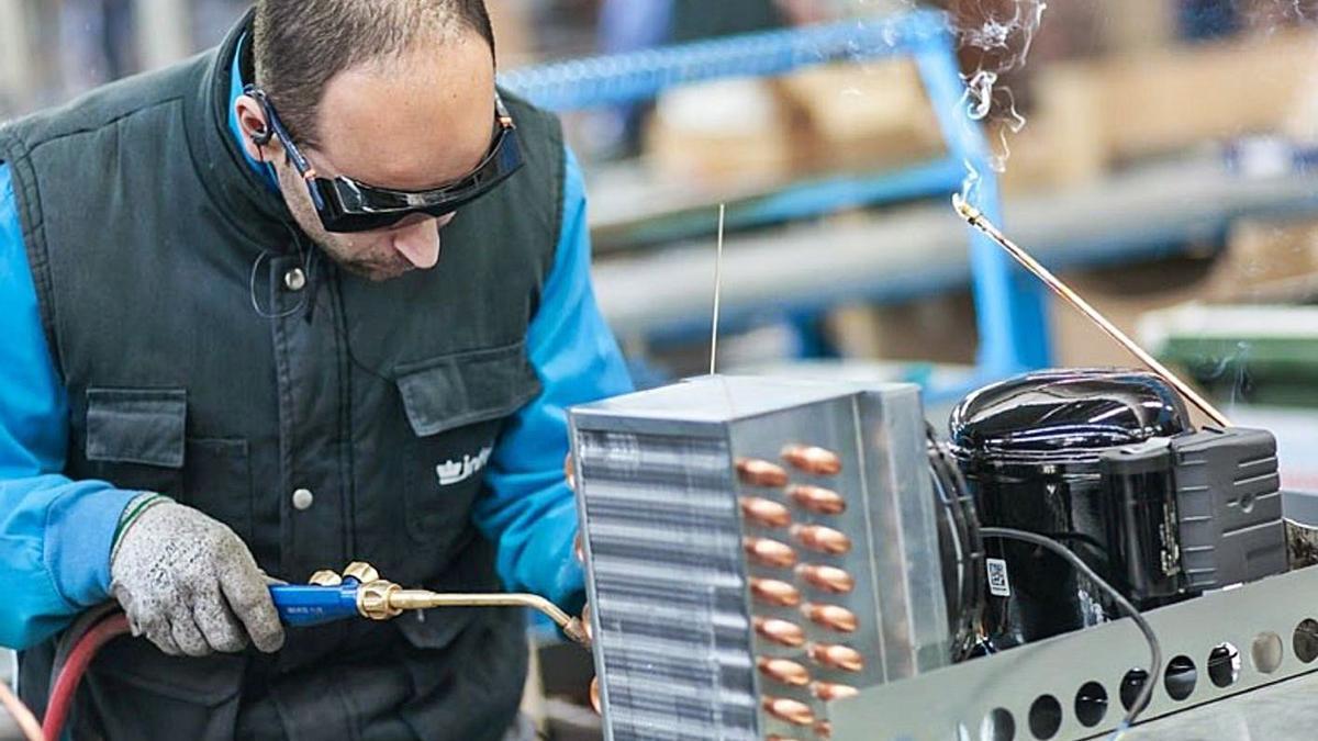 Un trabajador en una planta de maquinaria. | Europa Press