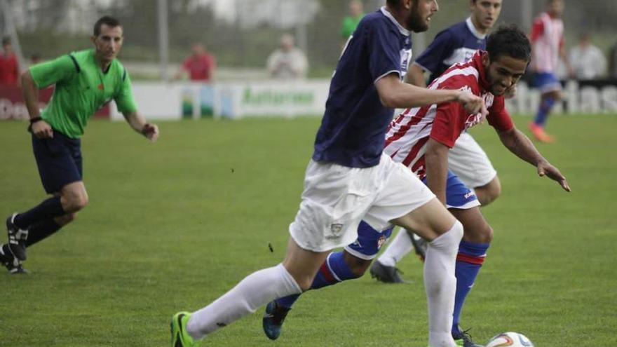 Dudi conduce el balón ante un jugador del Sporting B.