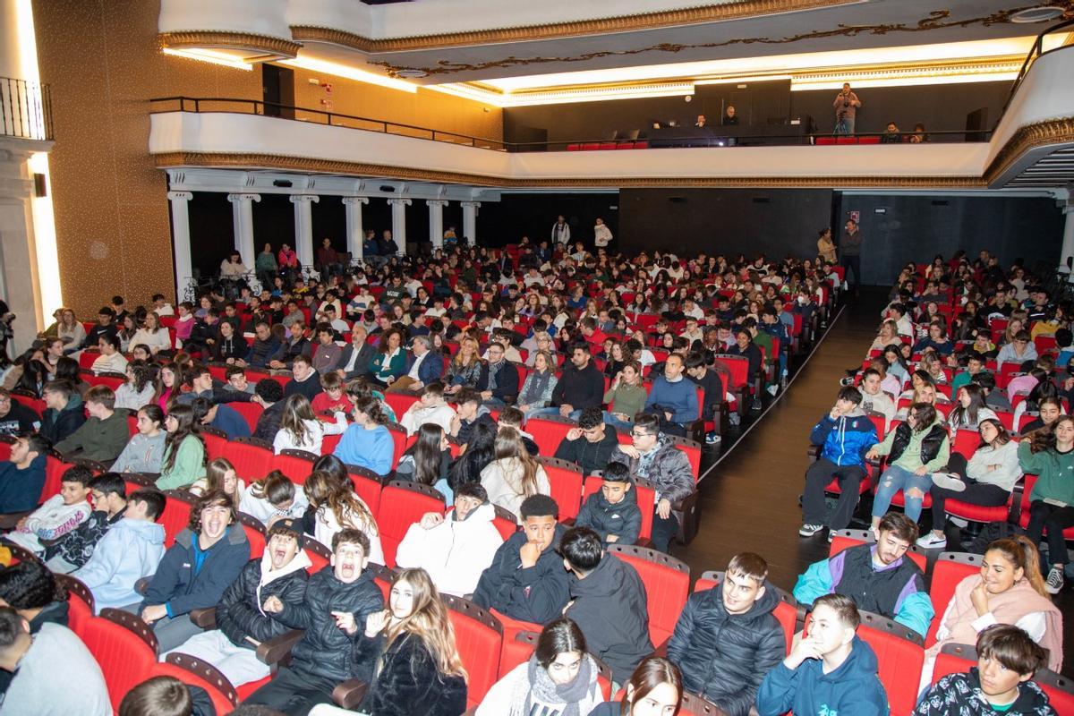 Medio millar de jóvenes, esta mañana en el teatro de Inca.