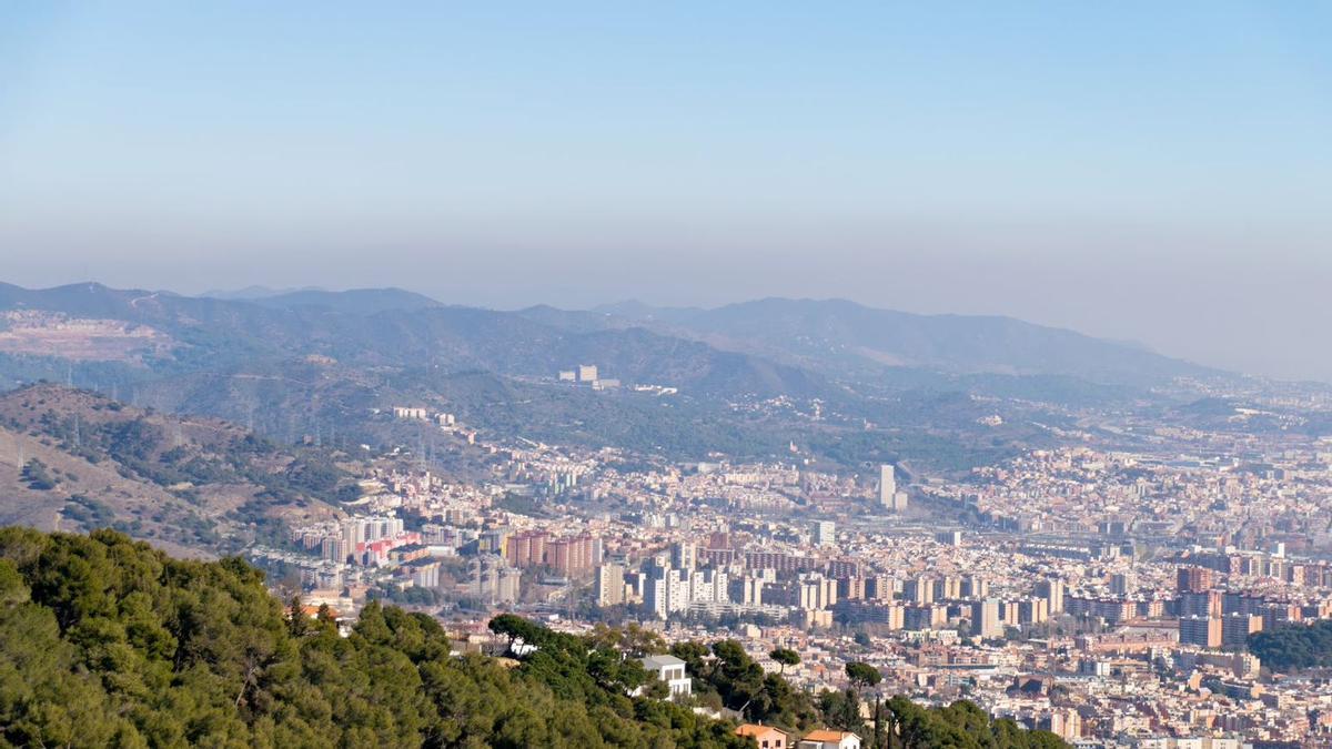 Aspecto del cielo de Barcelona bajo el anticiclón.