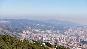 Aspecto del cielo de Barcelona bajo el anticiclón.