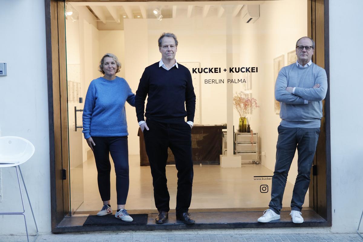 Von links nach rechts: Iris Schmied, Hannes Kuckei und Ben Kuckei vor dem Ableger der Galerie.