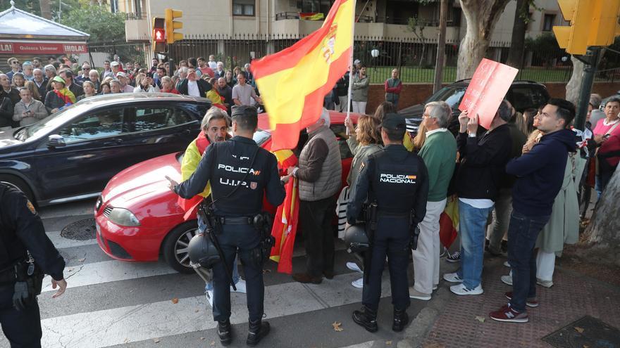 La protesta contra Pedro Sánchez ante la Subdelegación de Gobierno de Málaga, en imágenes