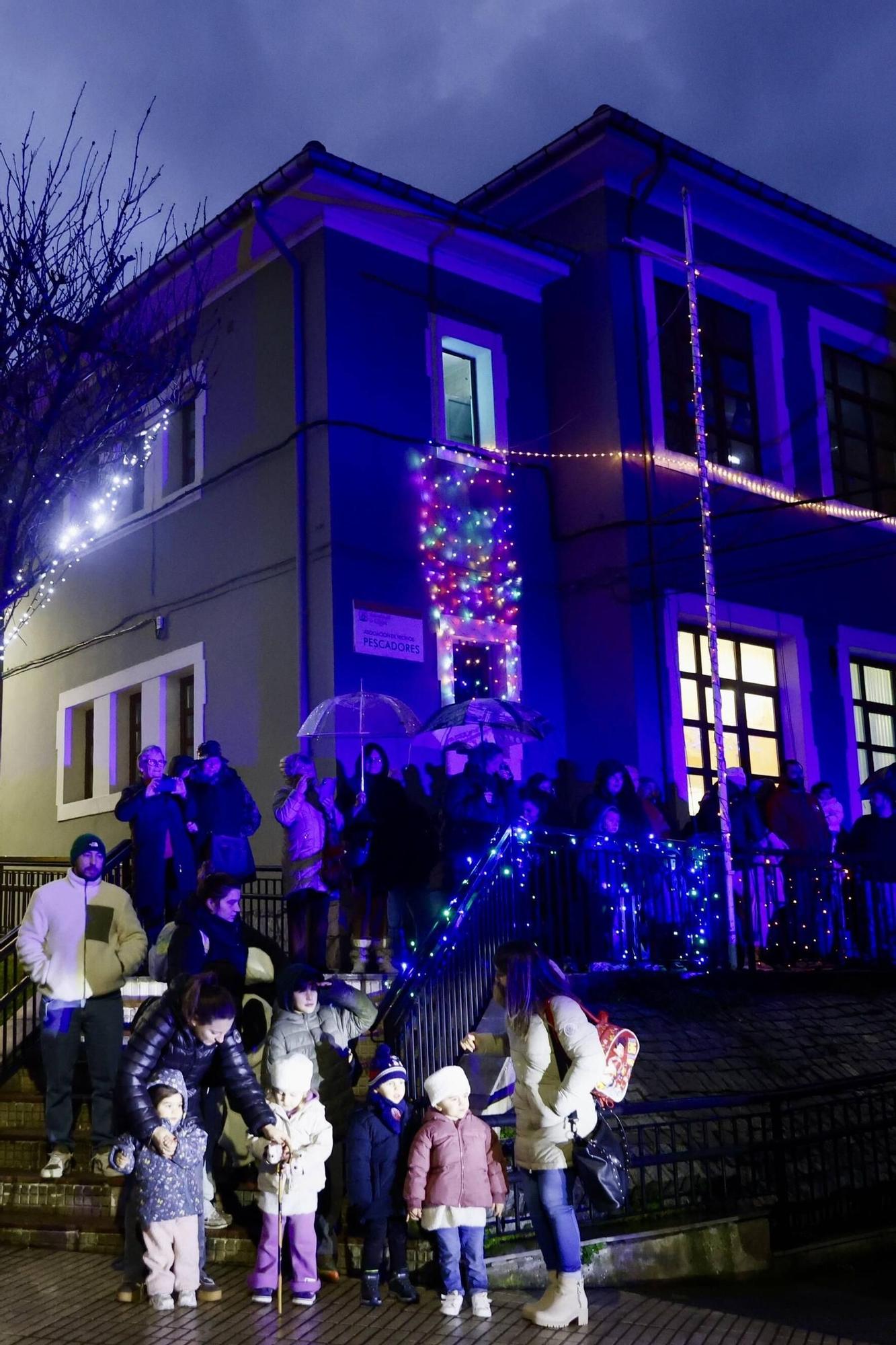 El Príncipe Aliatar dispara la ilusión en los barrios de Gijón (en imágenes)