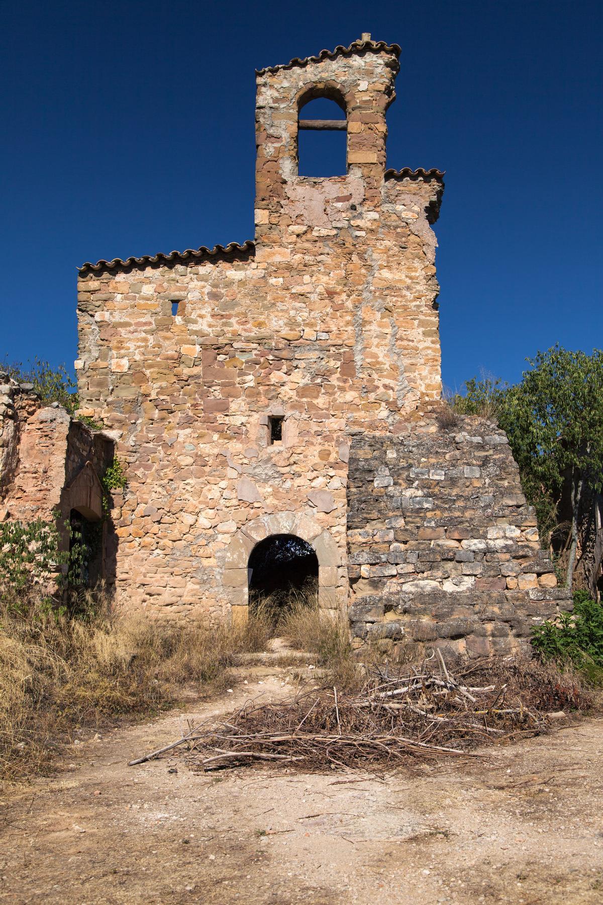 Las ruinas de la ermita de Santa María en Finestres