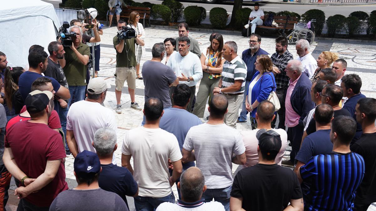 Los mineros de Tyc Narcea hablan con los alcaldes de las comarcas mineras tras la reunión con Barbón.