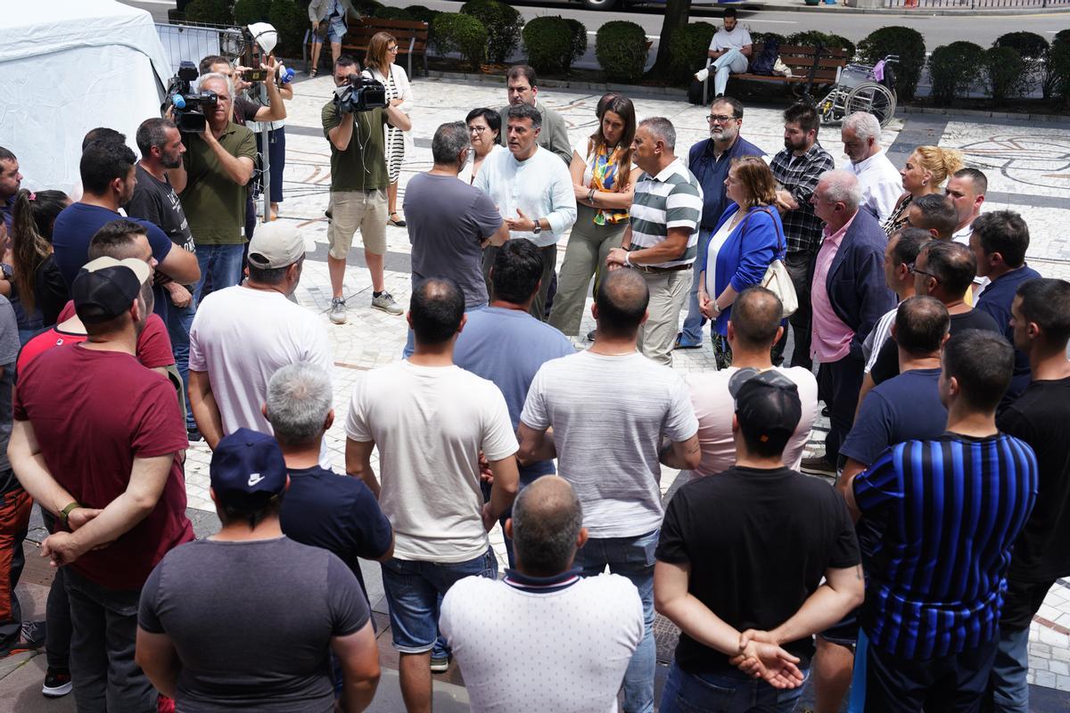 Los mineros de Tyc Narcea hablan con los alcaldes de las comarcas mineras tras la reunión con Barbón.