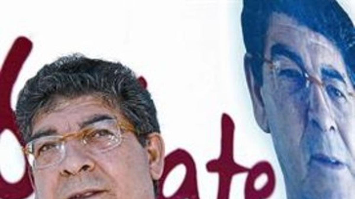 Diego Valderas, junto a su cartel electoral, la semana pasada.