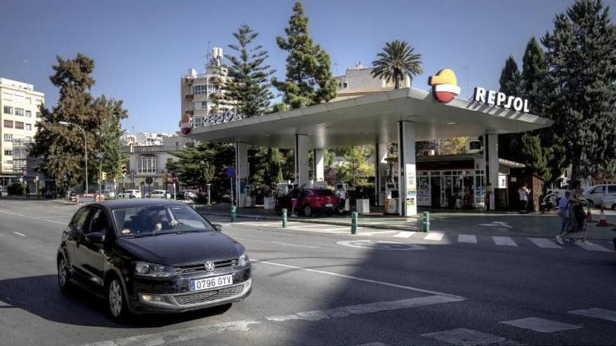 El Ayuntamiento de Palma reitera que continuará imponiendo multas a las gasolineras de Progrés y Avingudes mientras no cesen su actividad