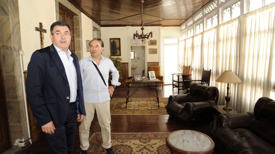 Román Rodríguez y José
Crespo, ayer, visitan la casa
de Don Álvaro. | // BERNABÉ/J. LALÍN