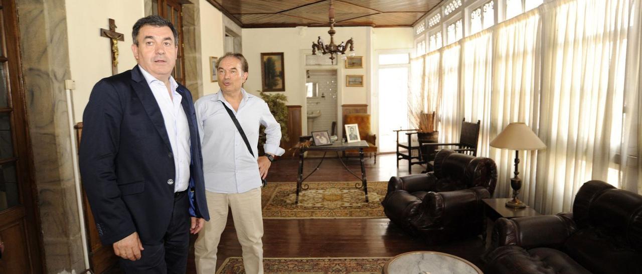 Román Rodríguez y José
Crespo, ayer, visitan la casa 
de Don Álvaro.  | // BERNABÉ/J. LALÍN