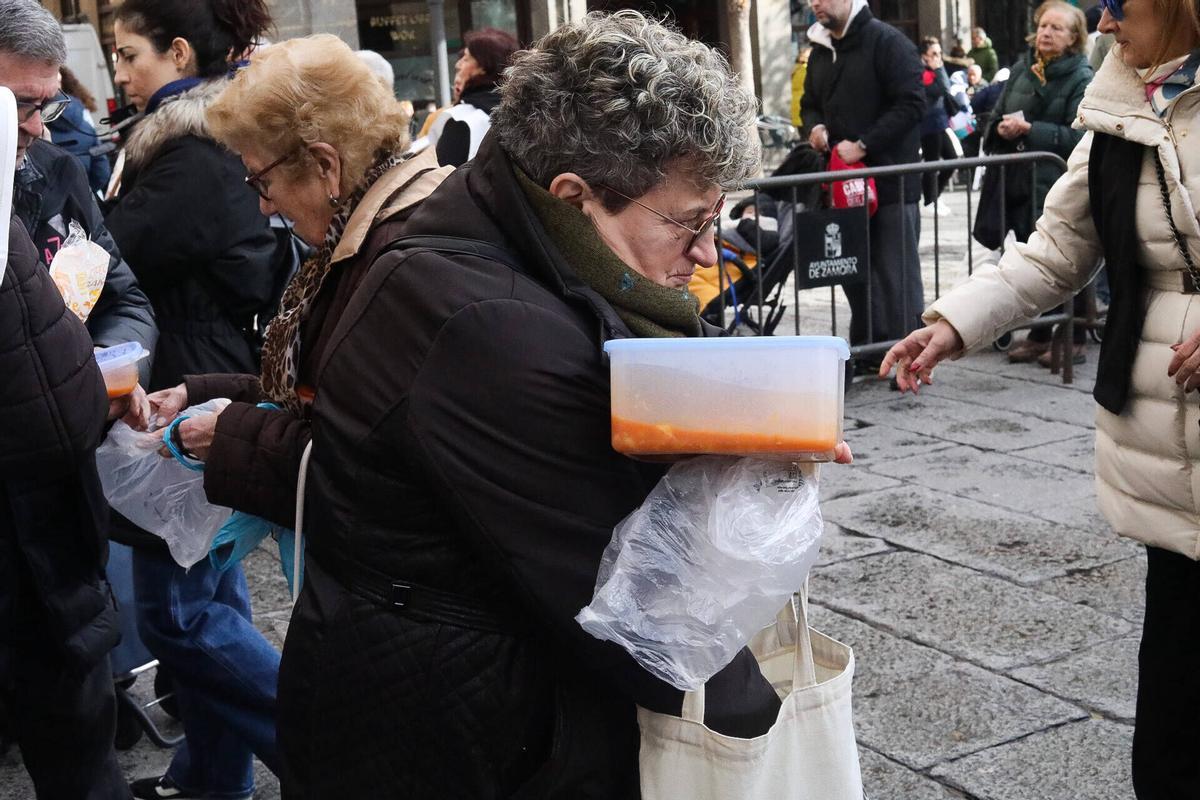 GALERÍA | Sanantonada de Azayca en la Plaza Mayor: agotados todos los platos