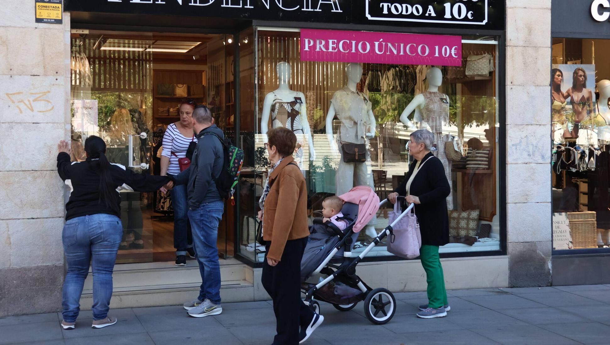 Varias personas en la entrada de un comercio en la ciudad de Zamora.