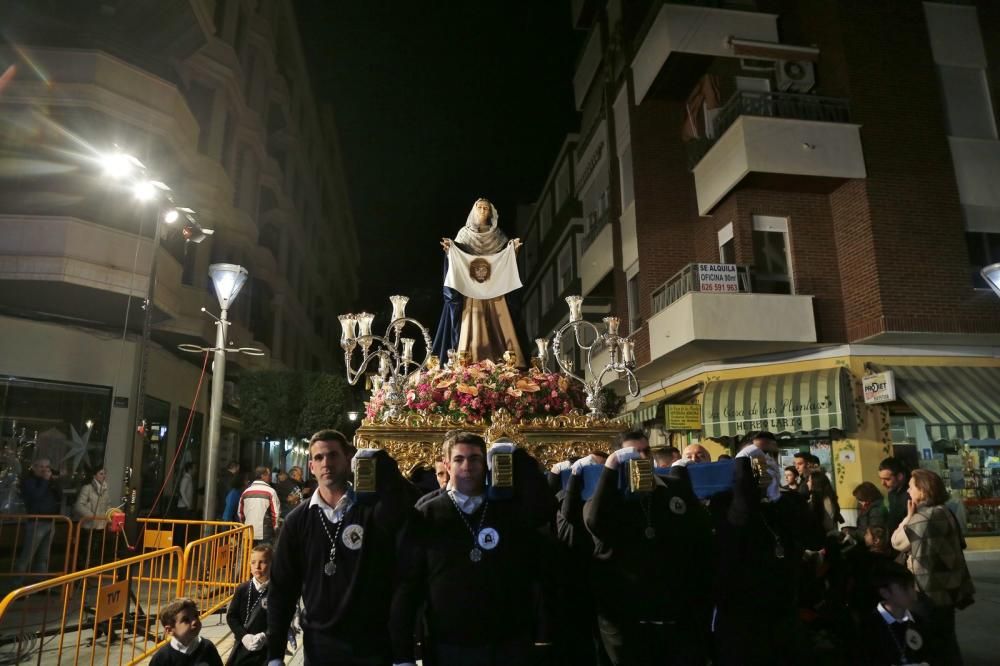 Algunas de las imágenes decanas de la Semana Santa se acercaron al mar y los paseos en Martes Santo