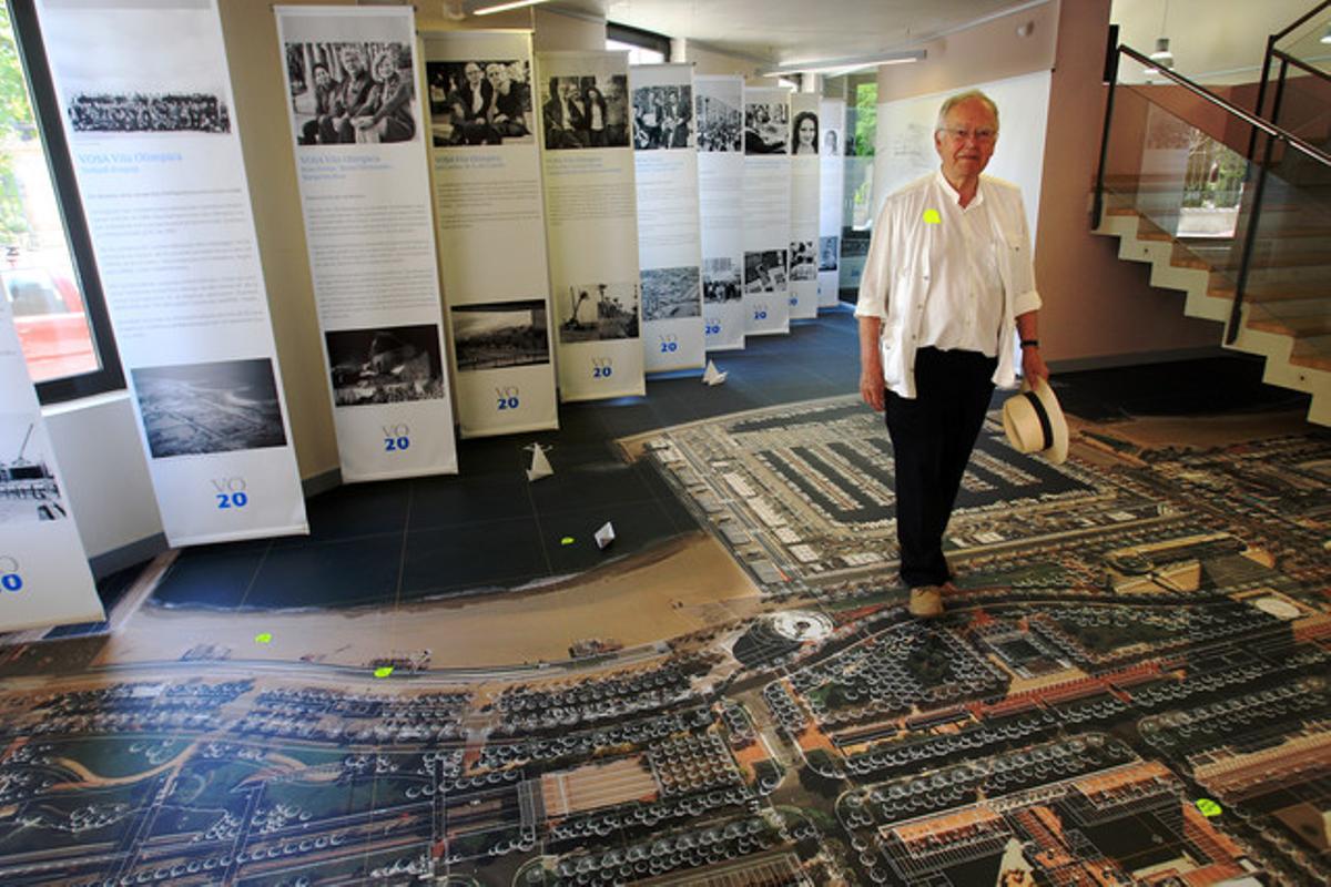 Exposició dels 20 anys de la Vila Olímpica, amb David Mackay.