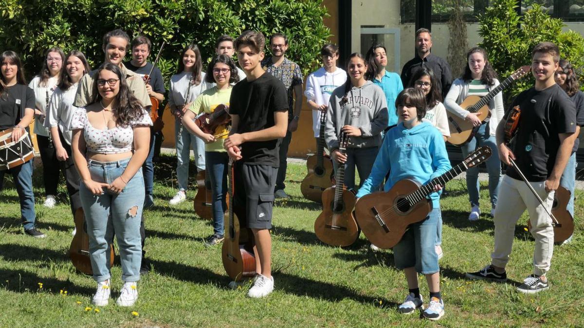 Orquesta de
guitarras de la 
Escola de Música 
Silva Monteiro. | BERNABÉ/JAVIER LALÍN