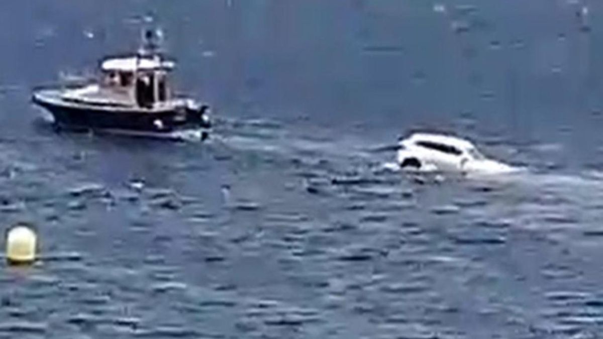 Cae un coche el mar en Canarias