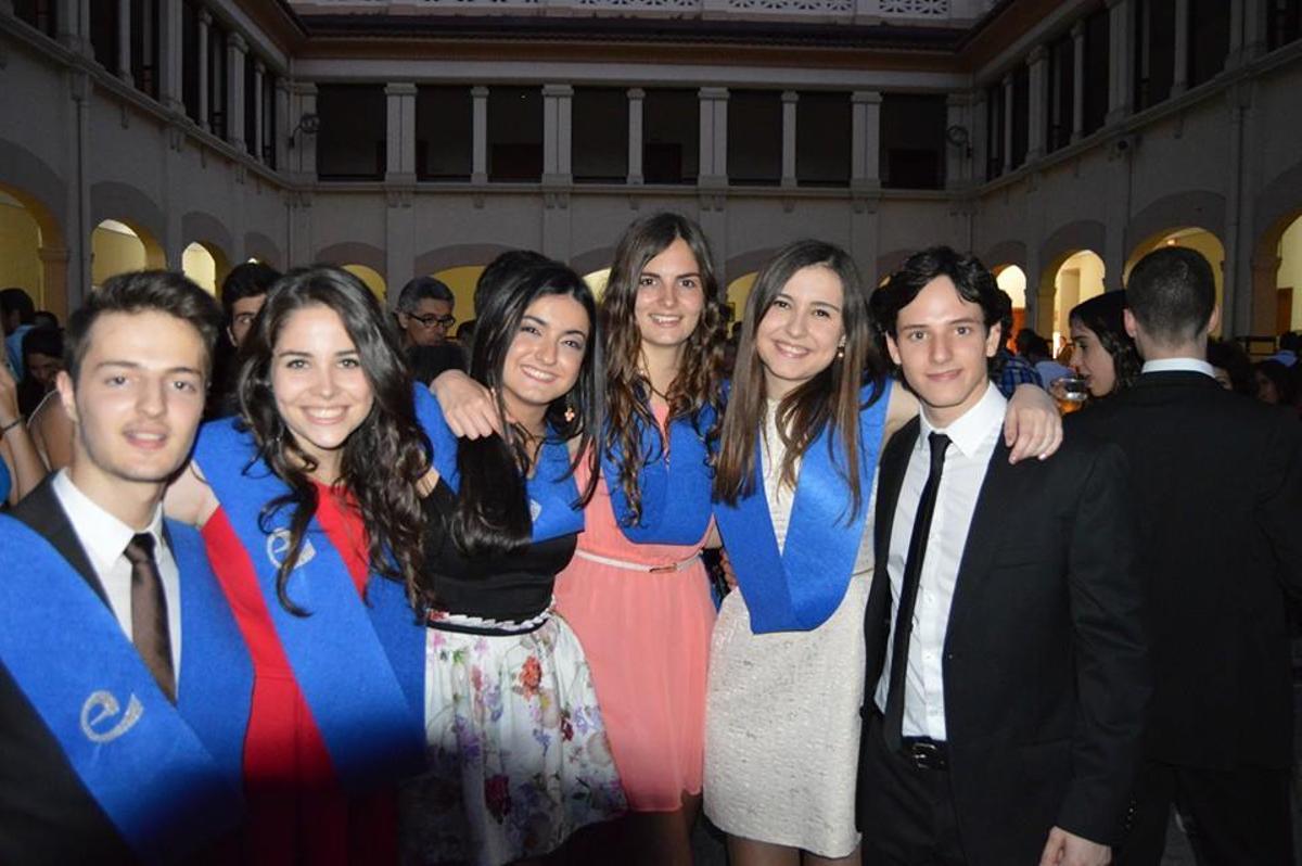 Ya es toda una bachiller. Licenciada en Escolapias. Ya es toda una bachiller. Licenciada en Escolapias.