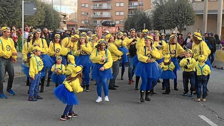 Els carrers de Navàs s&#039;omplen de gresca amb una rua concorreguda