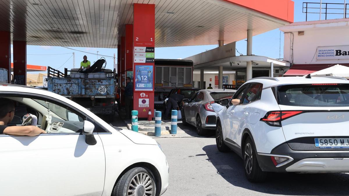 Gasolineras, precios del combustible y conductores repostando