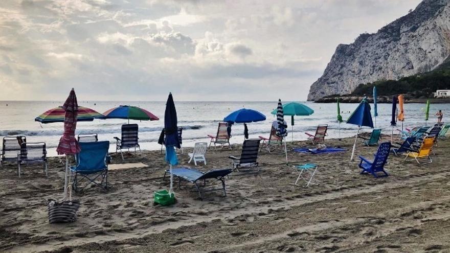 Calp multará la práctica de sillas &quot;vacías&quot; en las playas antes de las 9.30 horas