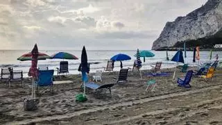 Calp multará la práctica de sillas "vacías" en las playas antes de las 9.30 horas