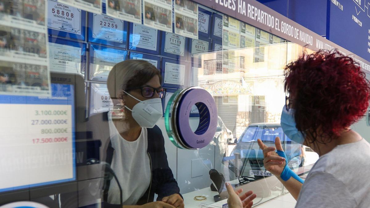 Lotera y cliente en una administración de lotería