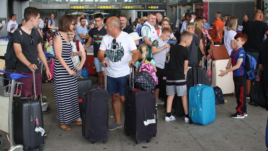 Turistas en el aeropuerto de Málaga. Muchos de ellos pasan varias semanas en viviendas turísticas de la Costa del Sol.