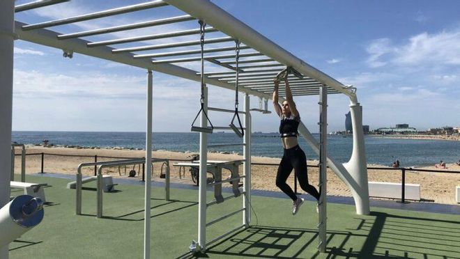 Instal·lació de cal·listènia a la platja de Barcelona.