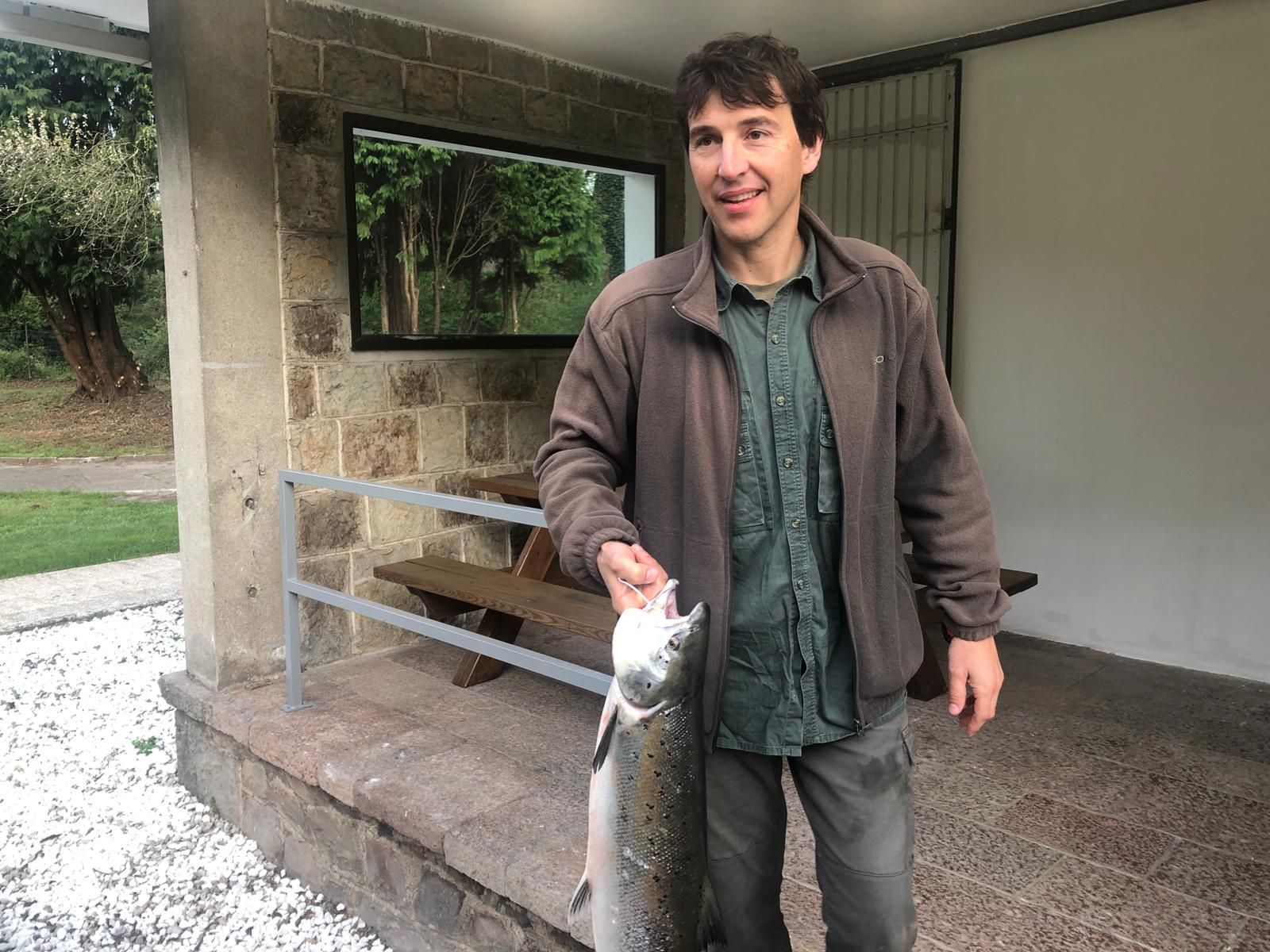 Sale en Campanu 2022: el primer salmón de la temporada se pesca en el Narcea y pesa 6,7 kilos