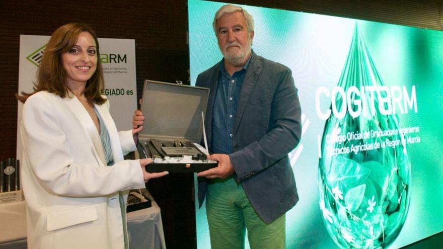 Santiago Martínez recoge el premio otorgado a Fecoam.  | COGITARM