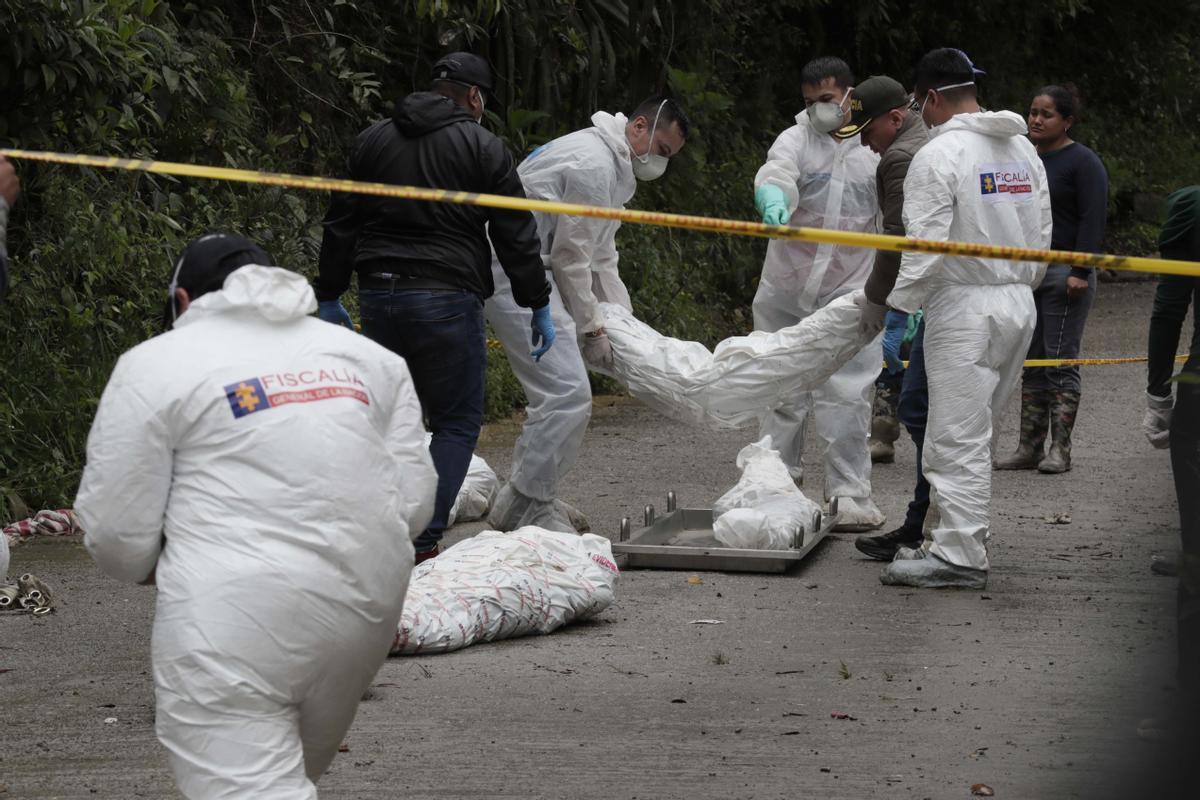 Equipos de rescate trabajan buscan desaparecidos tras una avalancha en Quetame, Colombia