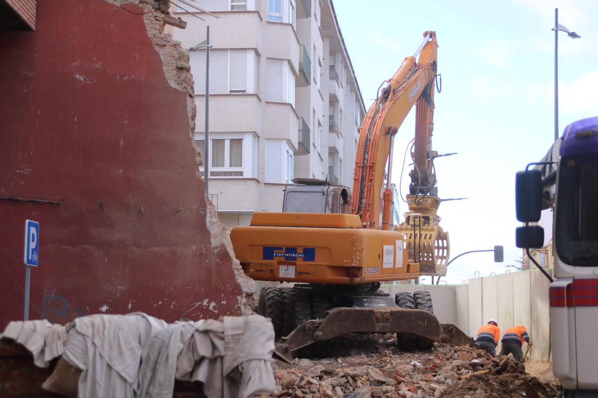 Obras de derribo del inmueble de San Lázaro.