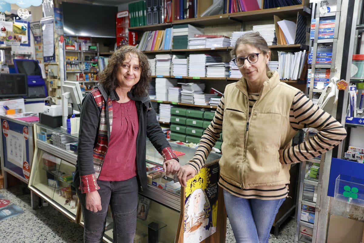 Las propietarias posan en su comercio de la calle San Antón.