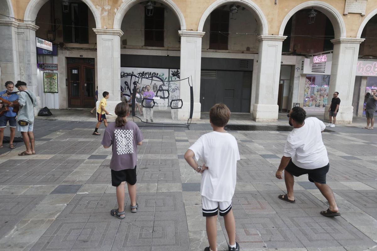 El penúltimo ‘sopar a la llesca’ del verano recupera la Plaza Major para los vecinos