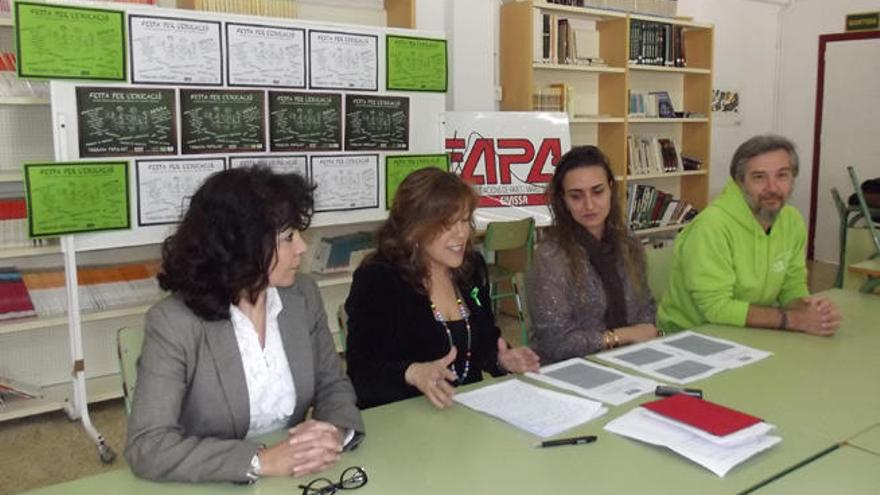 Presentación de la jornada. De izquierda a derecha, Maria Ferrer, regidora de Gobernación; Pepita Costa, presidenta de FAPA; Ana Mateu, presidenta de la Amipa del colegio Sant Ciriac; y Gabriel Vidagany, de la Asamblea de Docentes.