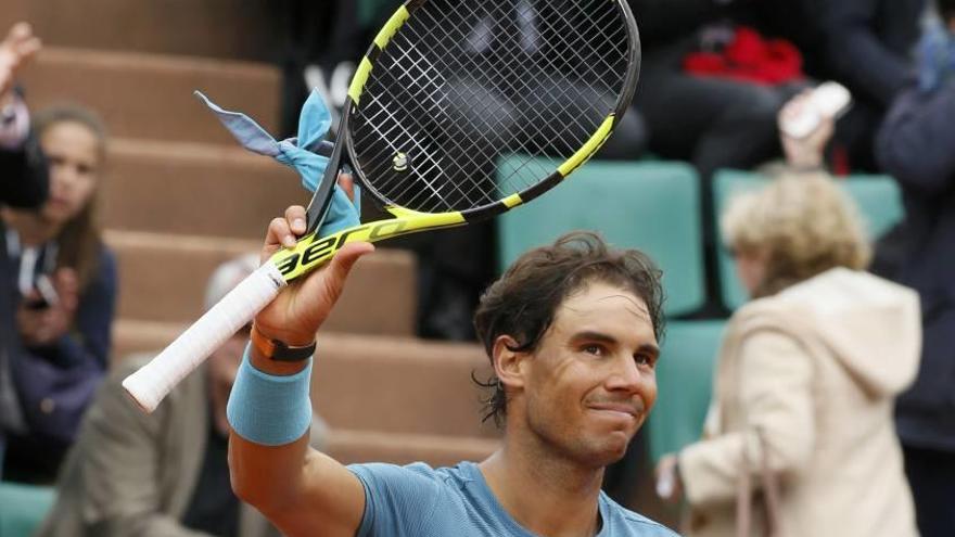 Rafel Nadal en su saludo al público de París tras ganar su partido del lunes.