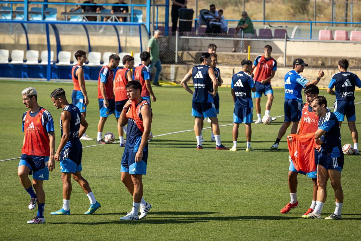 La afición abraza al Real Zaragoza en el entrenamiento de puertas abiertas en la Ciudad Deportiva La afición abraza al Real Zaragoza en el entrenamiento de puertas abiertas en la Ciudad Deportiva