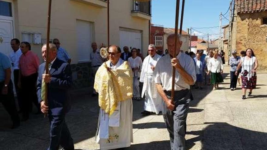 El religioso Santiago García se estrena como administrador parroquial en la Fiesta Sacramental de Bretocino de Valverde.