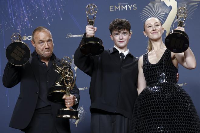 LOS ANGELES (United States), 15/09/2025.- (L-R) Stephen Graham, winner of the awards for outstanding lead actor in a limited or anthology series or movie, outstanding writing for a limited or anthology series or movie, and outstanding limited or anthology series, Owen Cooper, winner of the award for outstanding supporting actor in a limited or anthology series or movie, and Erin Doherty, winner of the award for outstanding supporting actress in a limited or anthology series or movie for Adolescence, pose in the press room during the 77th annual Emmy Awards ceremony held at the Peacock Theater in Los Angeles, California, USA, 14 September 2025. The Emmys celebrate excellence in national primetime television programming. EFE/EPA/CAROLINE BREHMAN