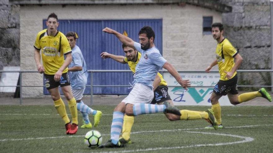 Andrés golpea el esférico en una acción del choque entre Moaña y Ribeiro. // Santos Álvarez