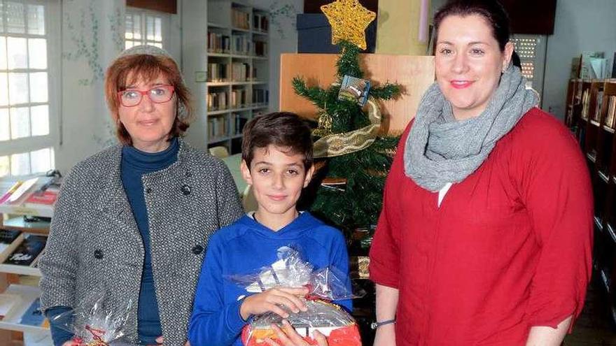 Los dos premiados junto a Lidia Salgueiro. // R.Vázquez