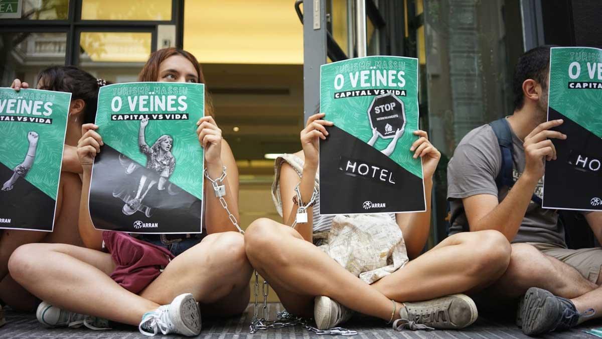 Protesta de Arran frente a la sede de Turisme de Barcelona