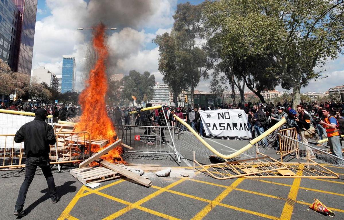 Las imágenes de la protesta de los CDR contra un acto de Vox en Barcelona.