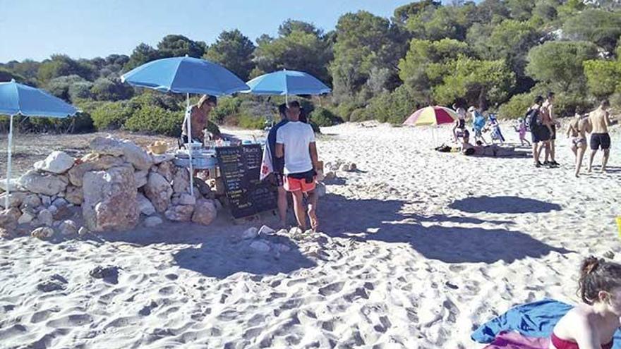 Chiringuito ilegal sobre la arena de Cala Varques.