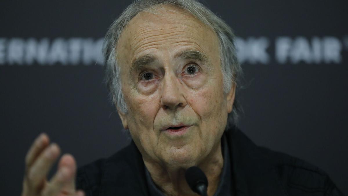 El cantante y compositor español Joan Manuel Serrat, habla en un encuentro con los medios de comunicación en el marco de la 39 edición de la Feria Internacional del Libro de Guadalajara (FIL) este martes, en Guadalajara (México). EFE/Francisco Guasco