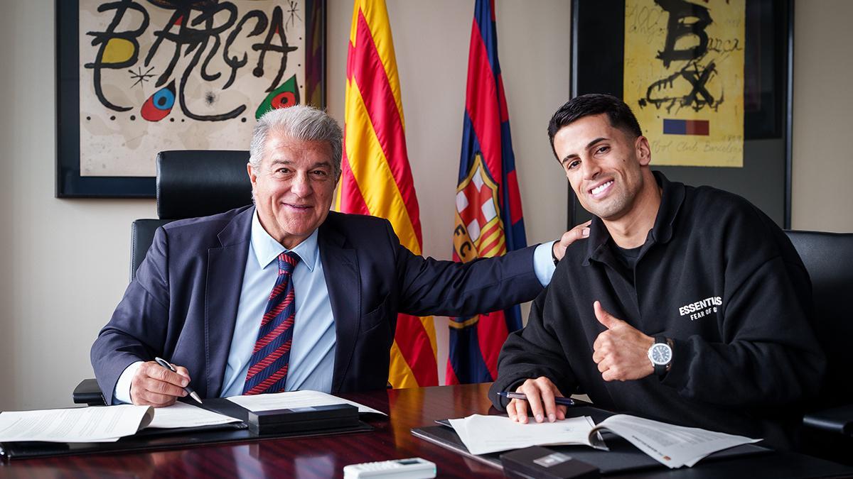 Joan Laporta junto a Joao Cancelo en el momento de la firma